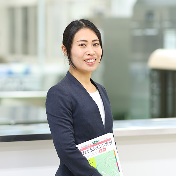 助教授 浦田 ちひろ　管理栄養士