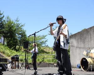 軽音フォークソングサークルが中庭にてライブ！